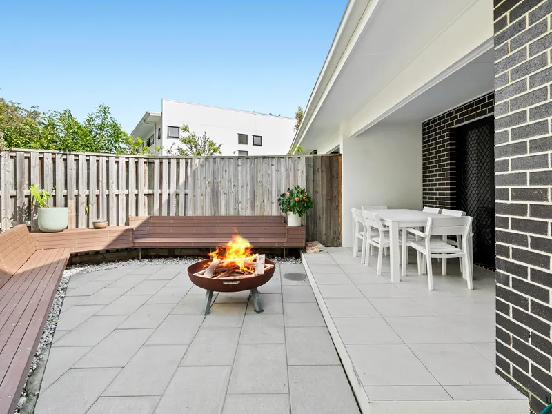 MODERN THREE BEDROOM PLUS STUDY PET FRIENDLY TOWNHOUSE