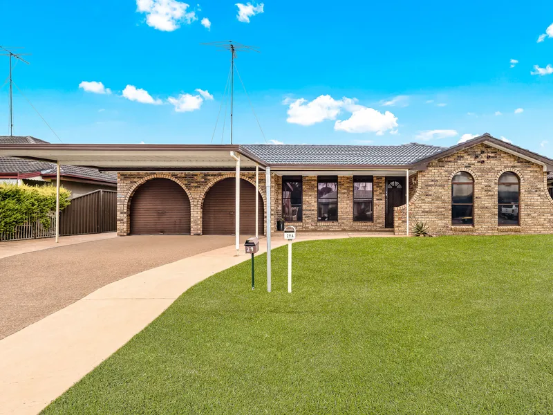 HUGE FAMILY HOME 4 to 5 Bedroom