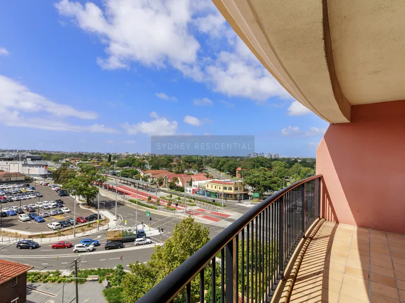 Top Floor 3 Bedrooms Apartment with Timber Floorboard & Carpet