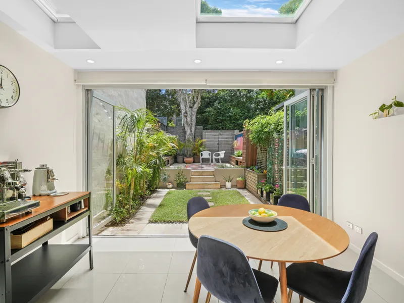 A designer terrace full of light and vitality