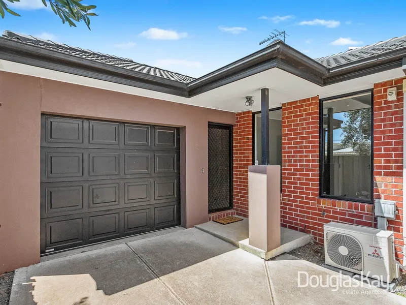 STUNNING REAR UNIT IN PRIME LOCATION
