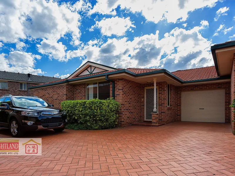 Opposite to Toongabbie West Public School, walk to Pendle Hill station & Shops!
