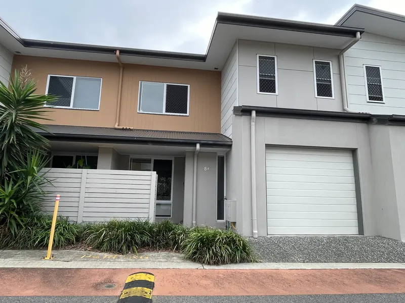 Beautiful Three Bedroom Townhouse In Secure Complex! Backs onto parklands!