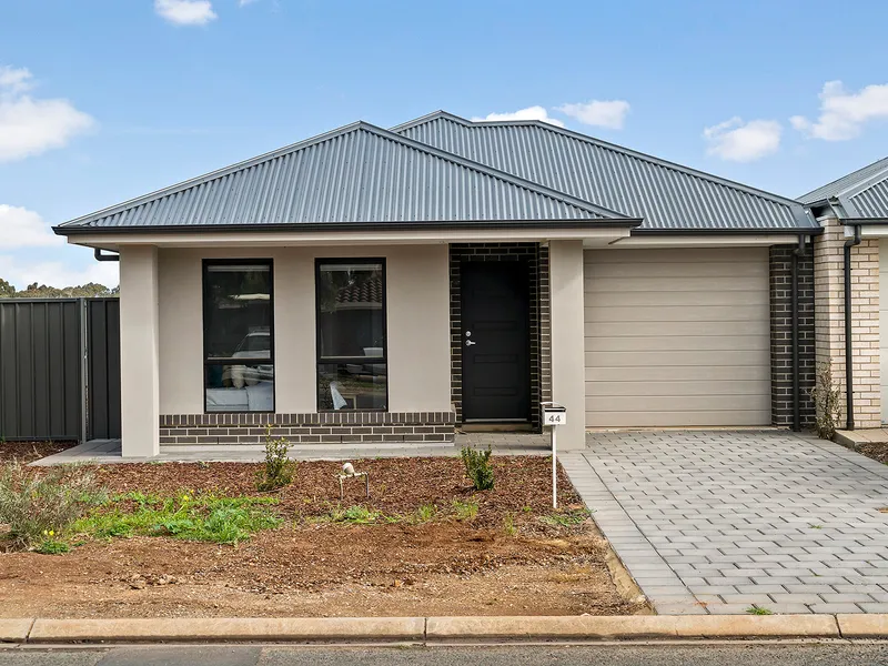 EASY LIVING IN EVANSTON GARDENS!