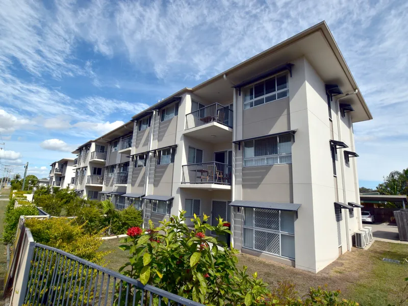 :: MODERN GROUND LEVEL UNIT JUST 100 METRES FROM THE BEACH (14 IMAGES)