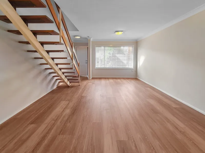 Updated Townhouse In Convenient Location