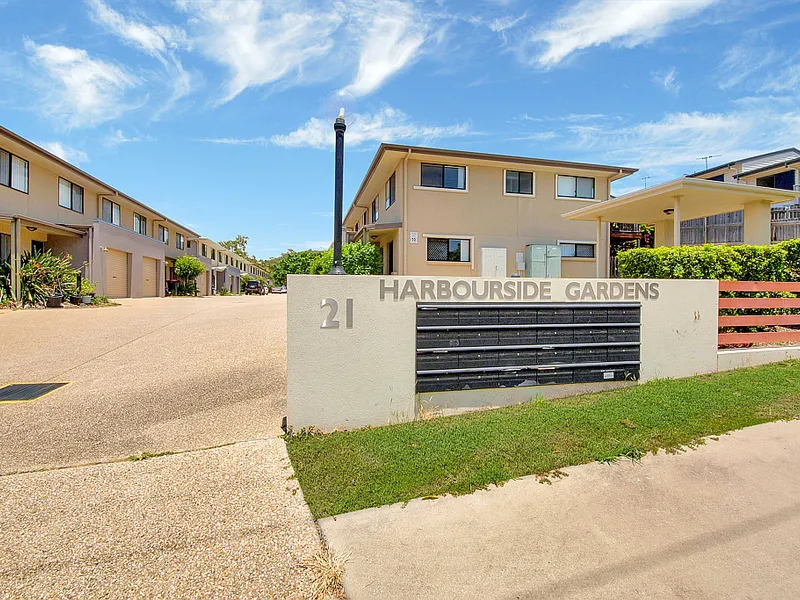 THREE BEDROOM TOWNHOUSE MINUTES TO THE CBD