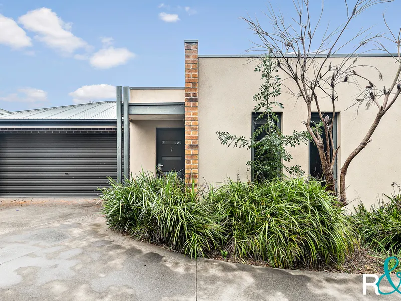 Contemporary Low Maintenance Living!