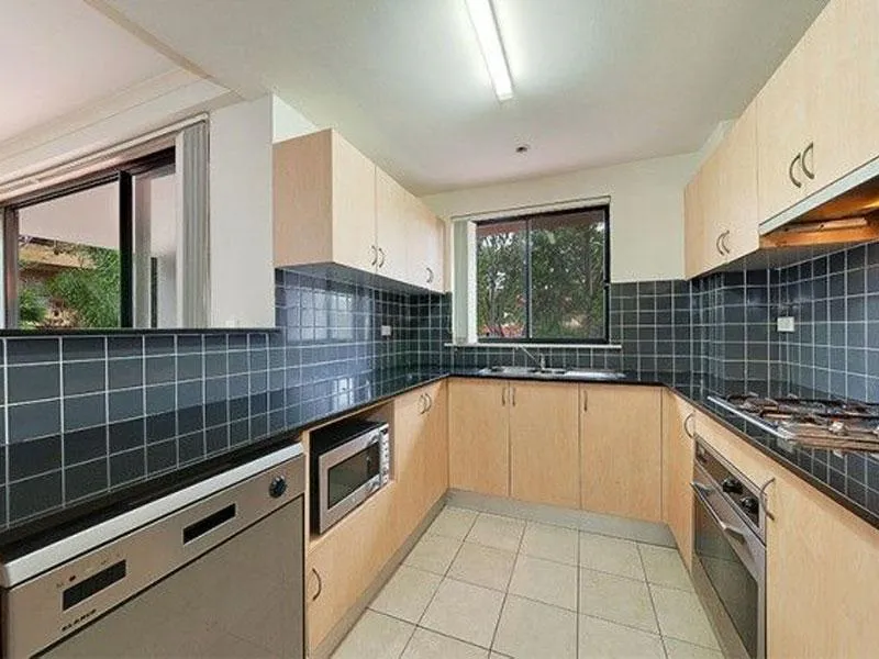 SPACIOUS TWO-BEDROOM APARTMENT WITH LEAFY OUTLOOK