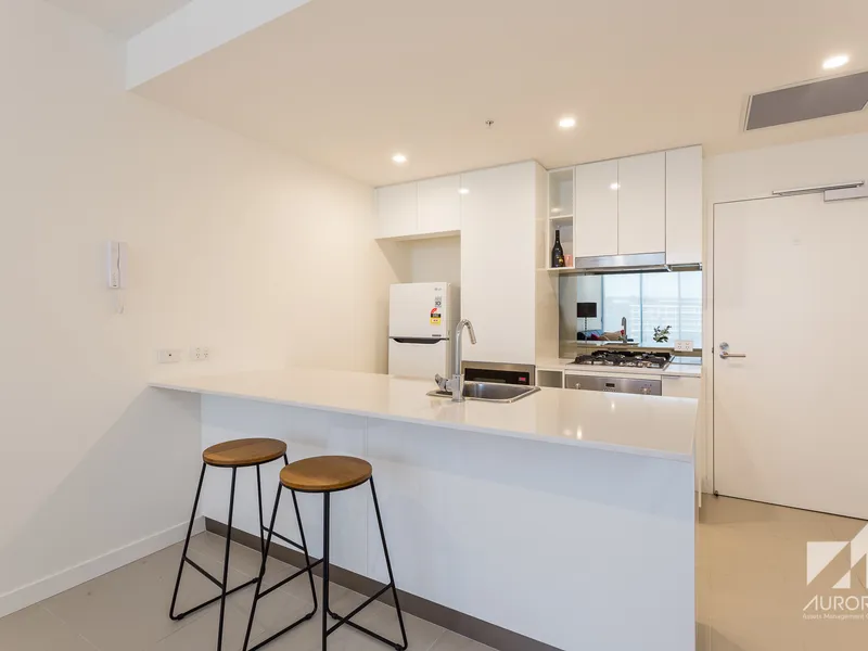 Modern 1 Bed Apartment + Study