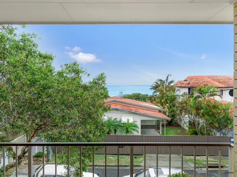 Ocean View Unit in Central Tugun!