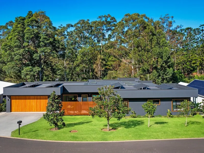 STUNNING LOCATION – DESIGNER HOME & STUDIO