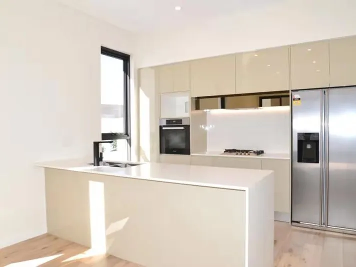 NEAR NEW GROUND FLOOR APARTMENT - WALK TO STATION