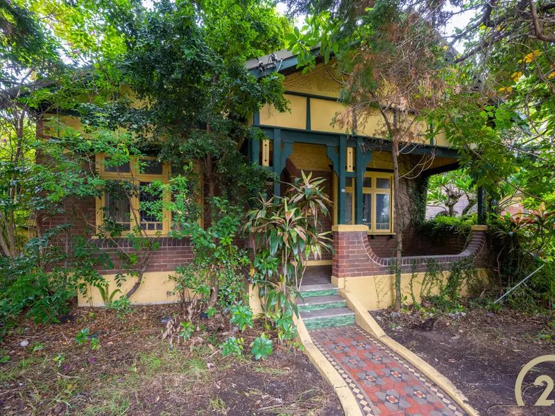HANDYMAN SPECIAL - 3 STREET FRONTAGE - FEDERATION HOME - WALK TO STATION - RENOVATE or KNOCKDOWN