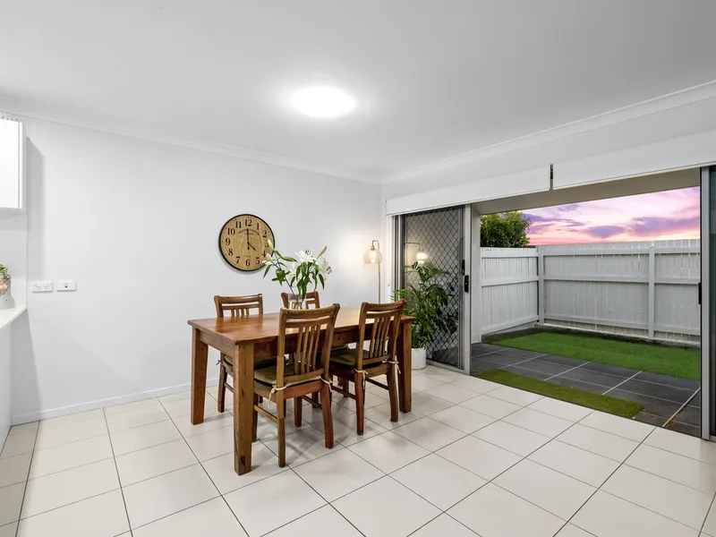 SPACIOUS & MODERN LOW MAINTENANCE TOWNHOUSE - MOVE IN READY