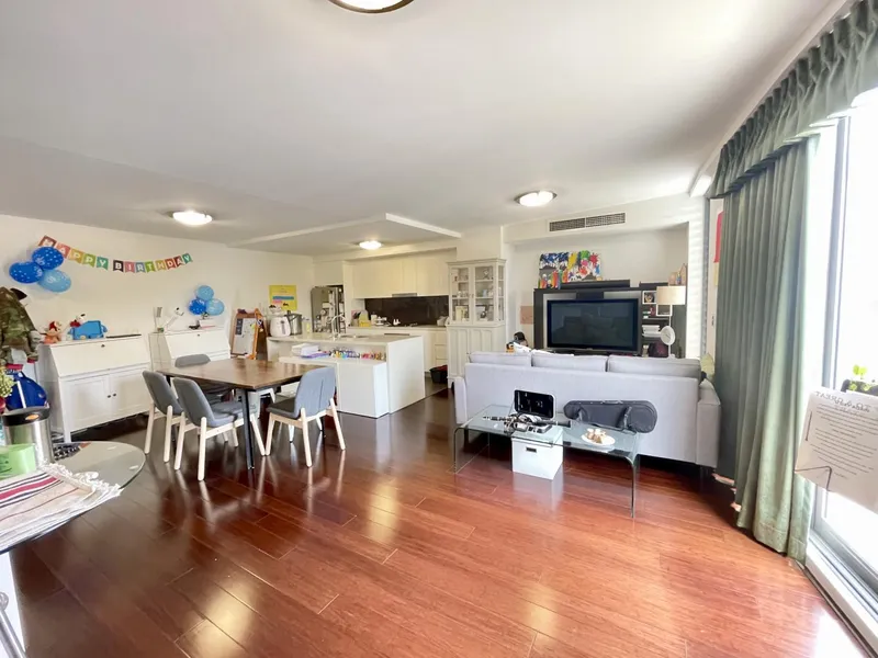 North Facing 3 Bedroom Split Level Penthouse!