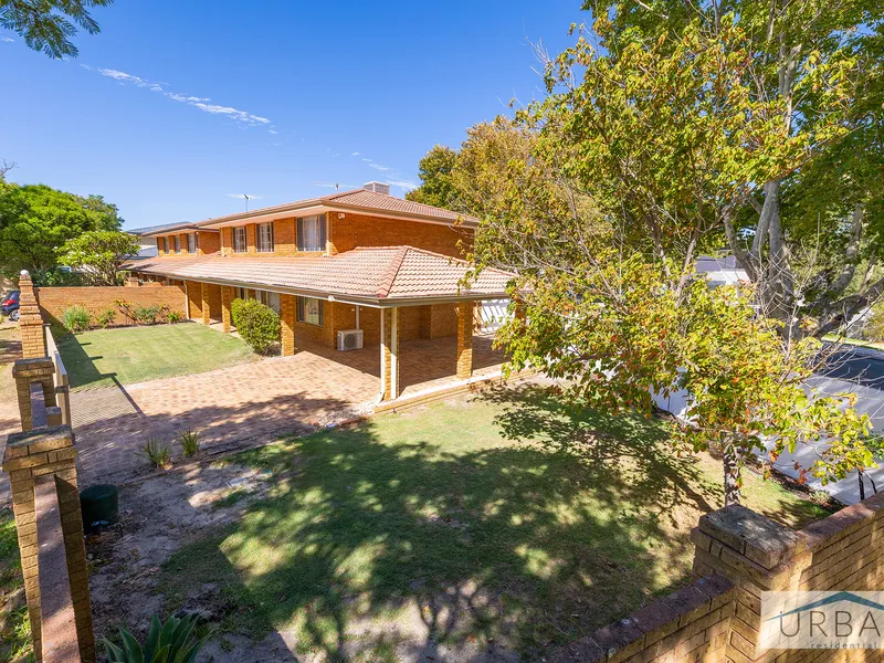 Walk to Jeff Joseph Reserve on Melville waters. READY NOW!