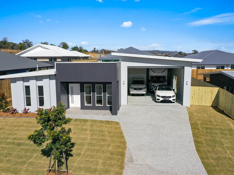 THE GARAGE THAT DREAMS ARE MADE OF!!! - Spring Creek Estate.