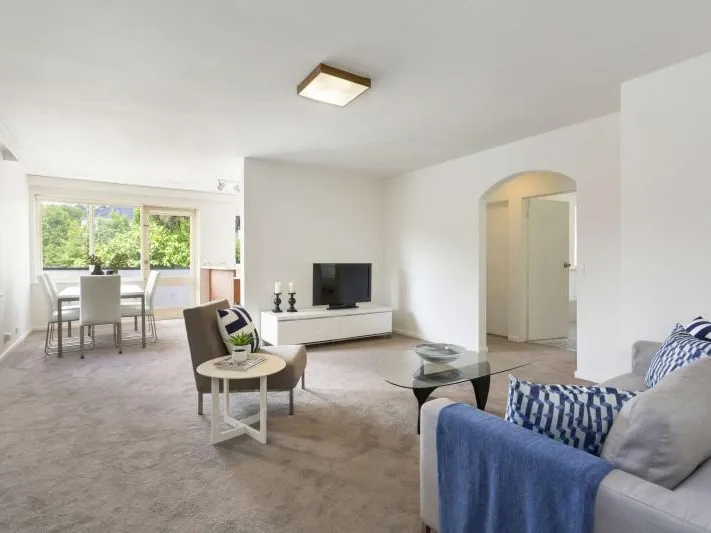 SUPER-SIZED 2 BEDROOM APARTMENT BONUS 2 CAR PARKS OPPOSITE PARKLAND