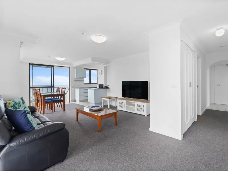 Broadbeach spacious 2 Bedroom apartment with Ocean and City views