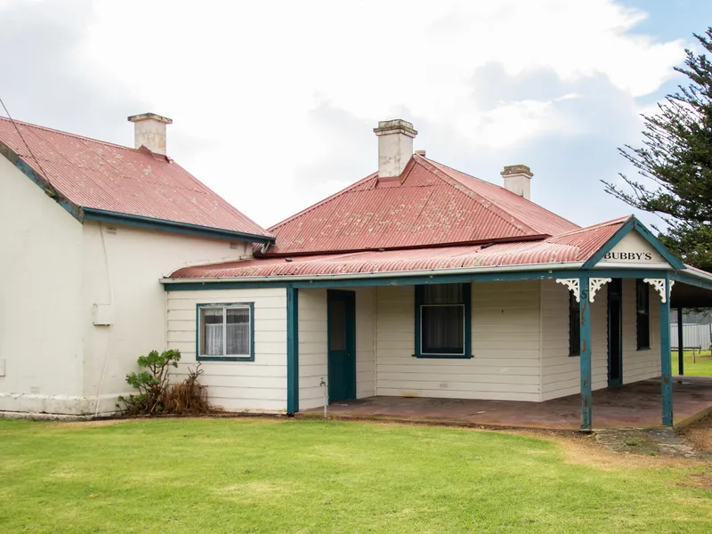 Quaint Country Cottage On 1011sq mtrs!