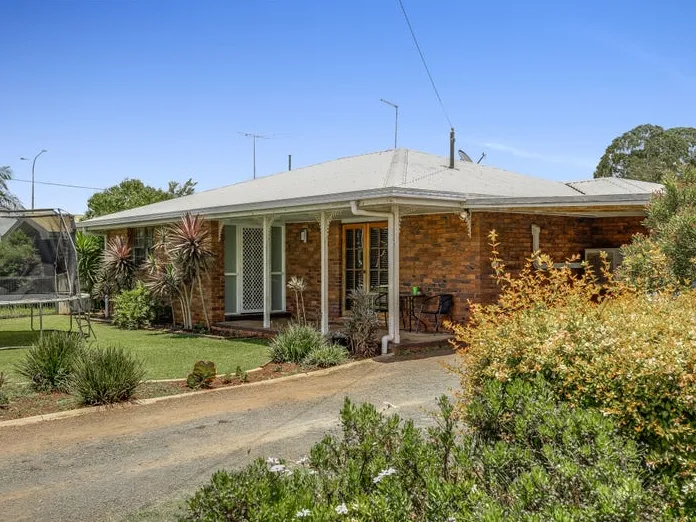 MASSSIVE FAMILY HOME- WITH GAMES ROOM!