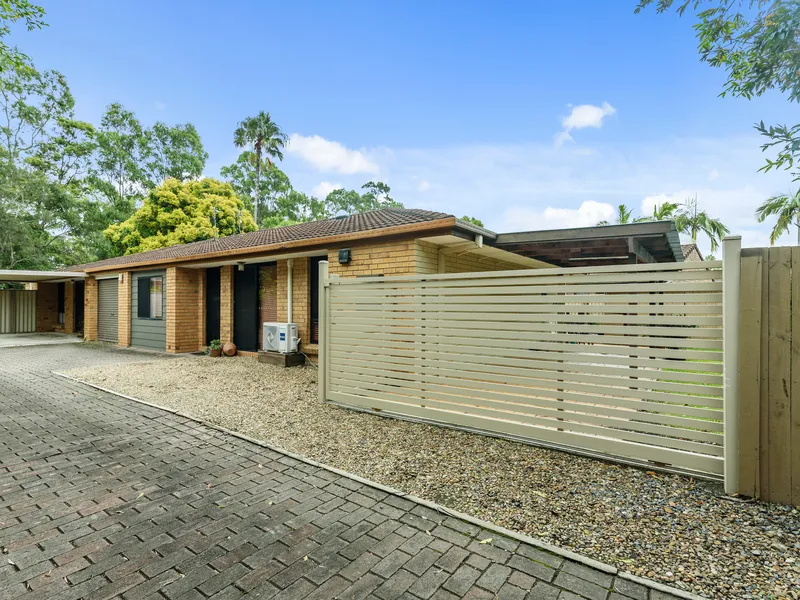 Renovated Duplex with Underdercover Entertaining and Back Yard