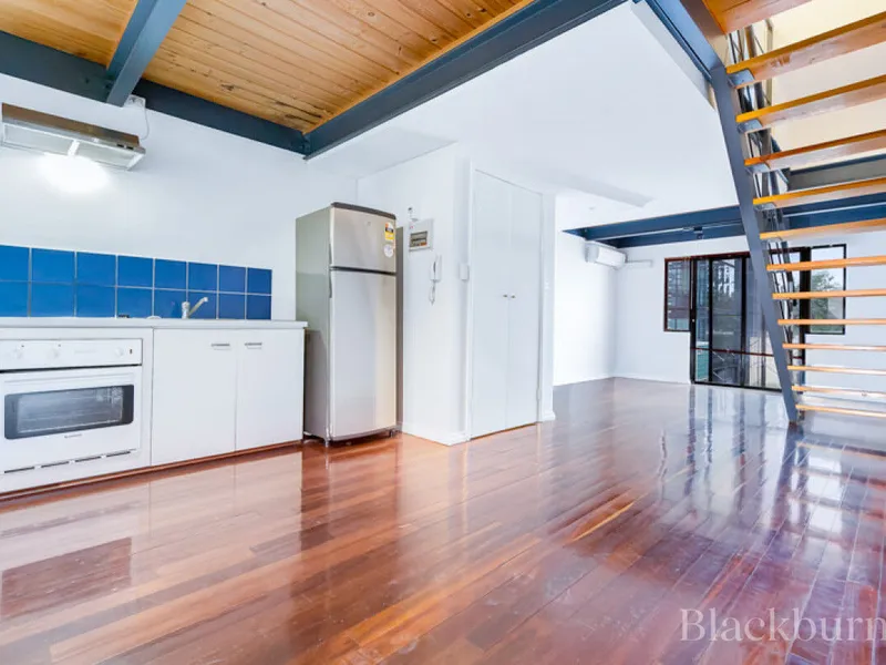 POOL, AIR CONDITIONING & WALKING DISTANCE TO CBD