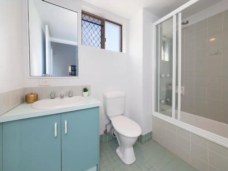Spacious & Pet Friendly Unit with Courtyard in Prime Location!