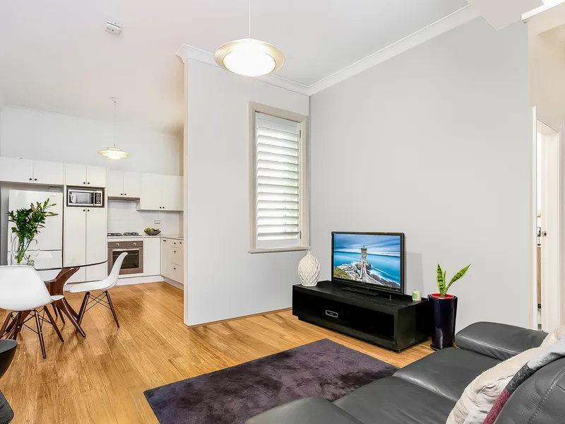 Charming Two Bedroom Apartment in Ultra Convenient Location