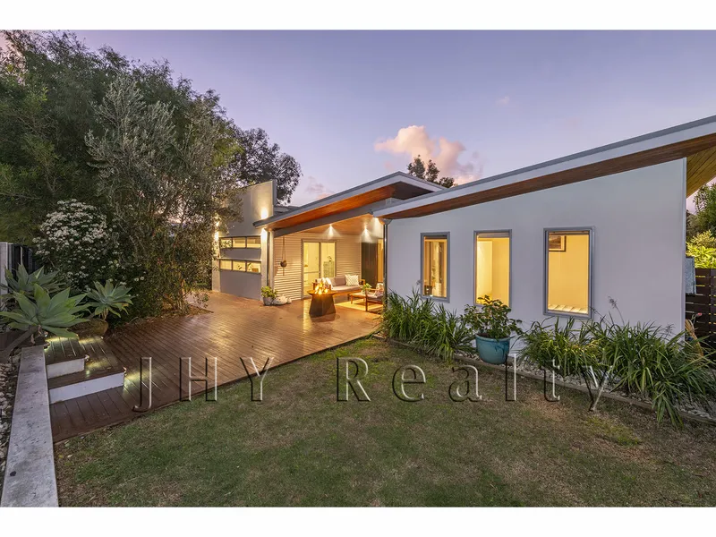 STYLISH FAMILY ENTERTAINER - CLOSE TO TOWN