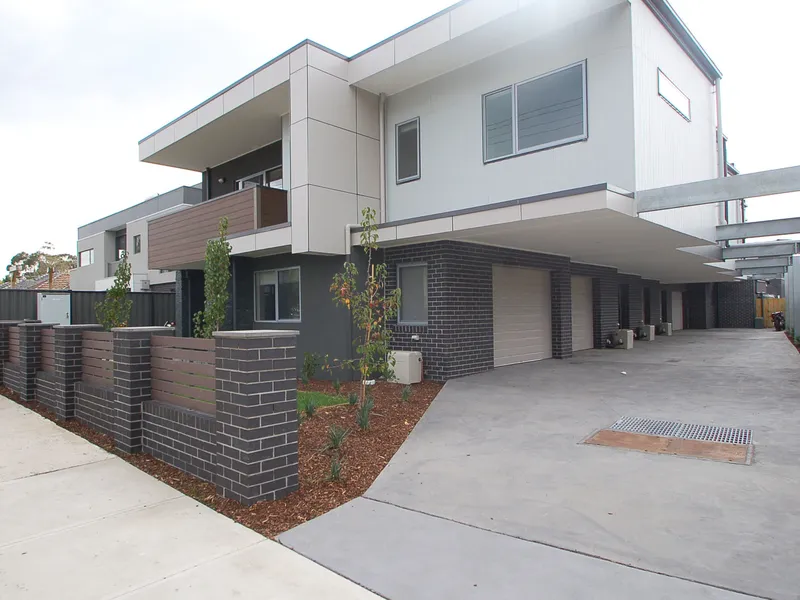 NEAR NEW, LOW MAINTENANCE & WALKING DISTANCE TO GLENROY TRAIN STATION!