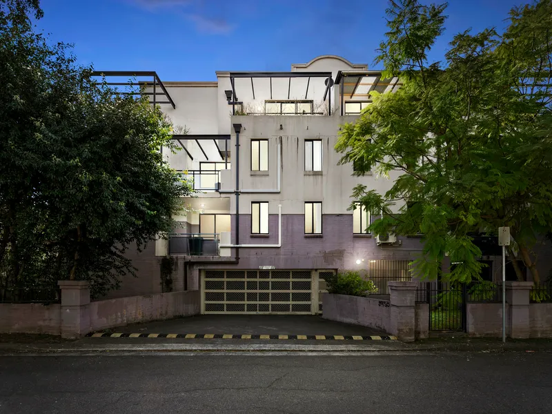 EASY-CARE UNIT CLOSE TO TRANSPORT, SCHOOLS, AND THE HOSPITAL