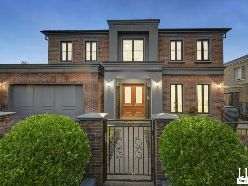 Opulent Family Luxury And Class in Central Mount Waverley