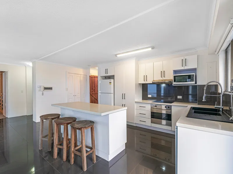 SANDY TOES & SALTY KISSES top floor apartment in absolute beachfront bldng AND 2 mins walk to Tally Creek for paddle boarding.
