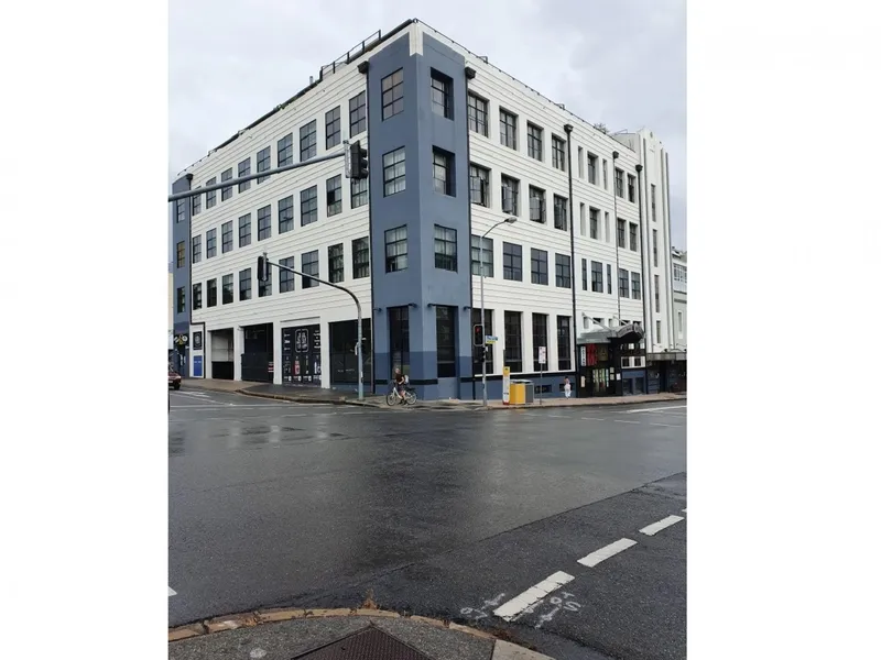 Large 1 bedroom unit for rent.