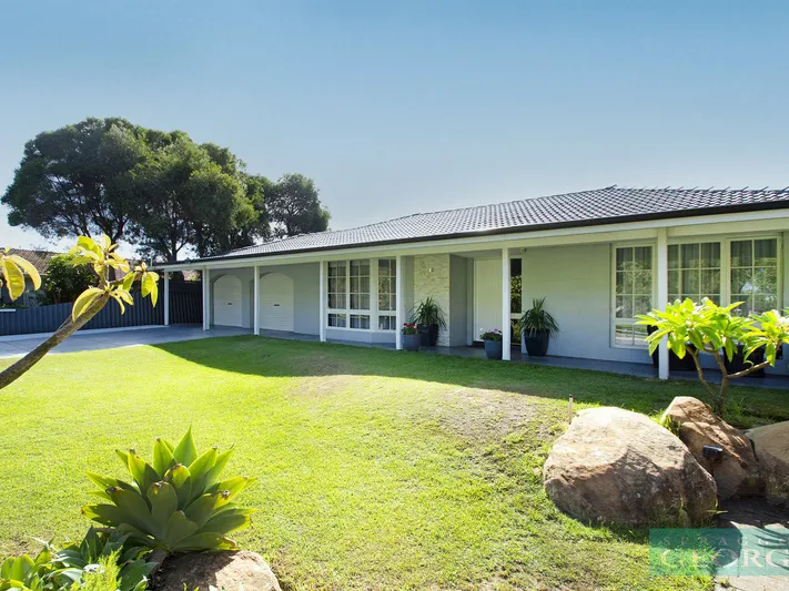 EASY FAMILY-LIVING ESTATE IN PREMIER LOCATION