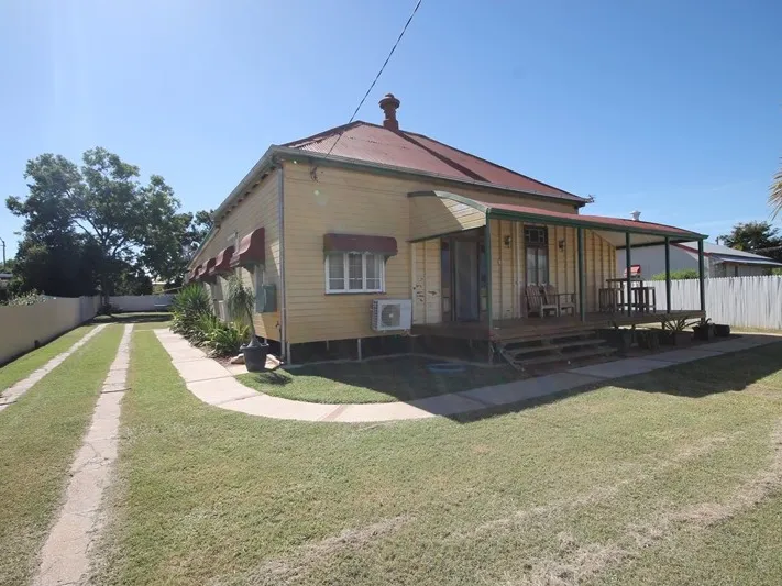 5 Bedroom + large shed +1214m2 block + 1km to town = FUN