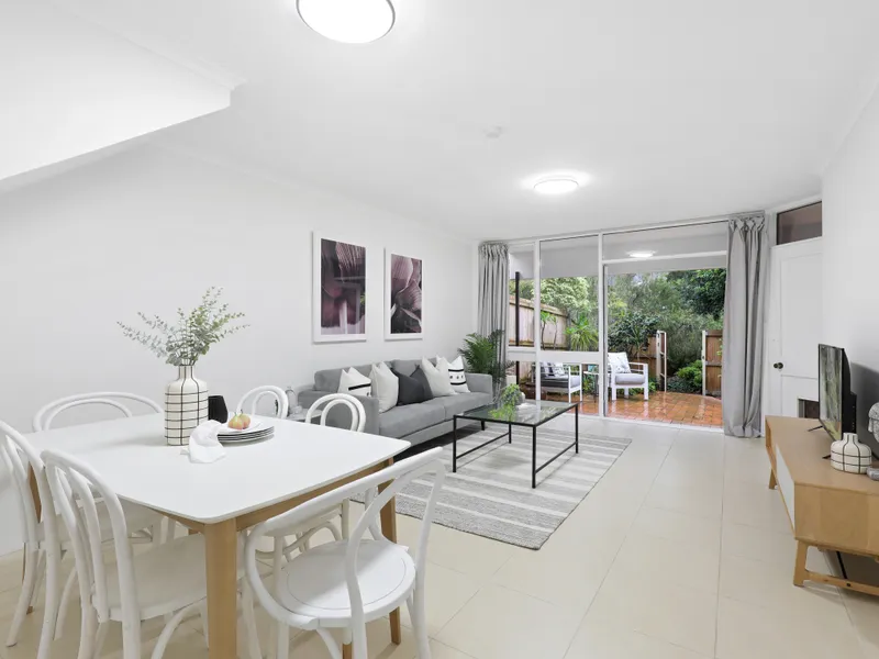 Beautifully Maintained Townhouse In A Private Garden Setting