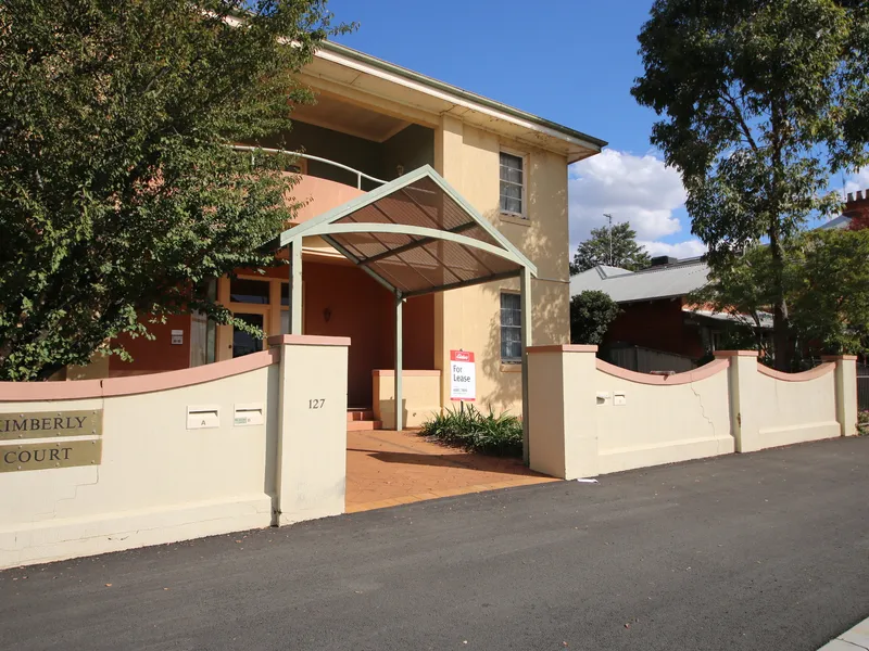 THREE BEDROOM UPSTAIRS UNIT IN CENTRAL DUBBO