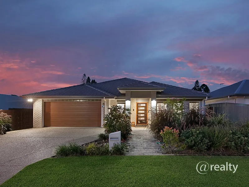 MASSIVE 273m2 OPULENT 4 YEARS YOUNG ENTERTAINER'S DREAM! GREAT YARD SPACE + ROOM FOR POOL!
