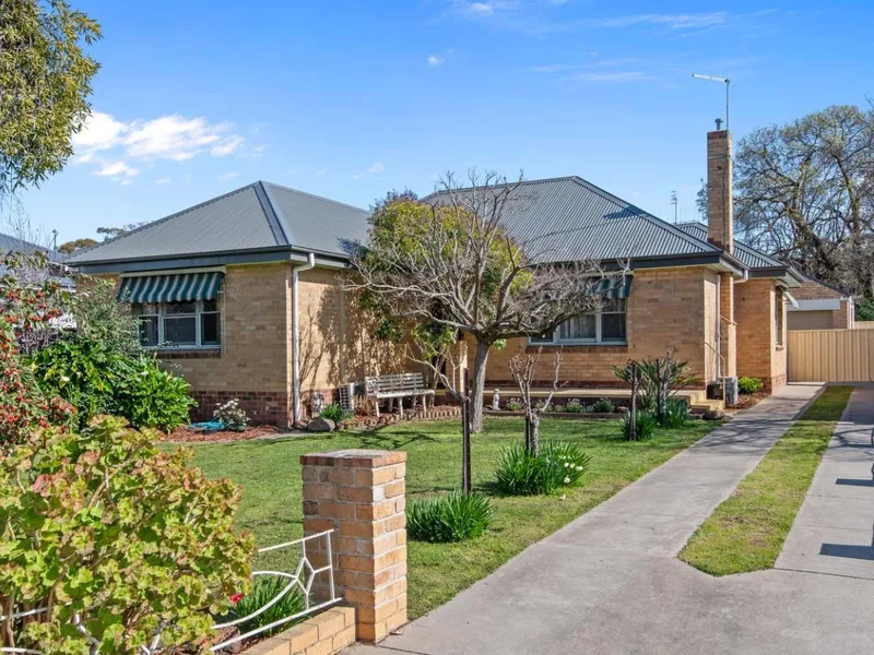 Neat 3 Bedroom Home Golden Square