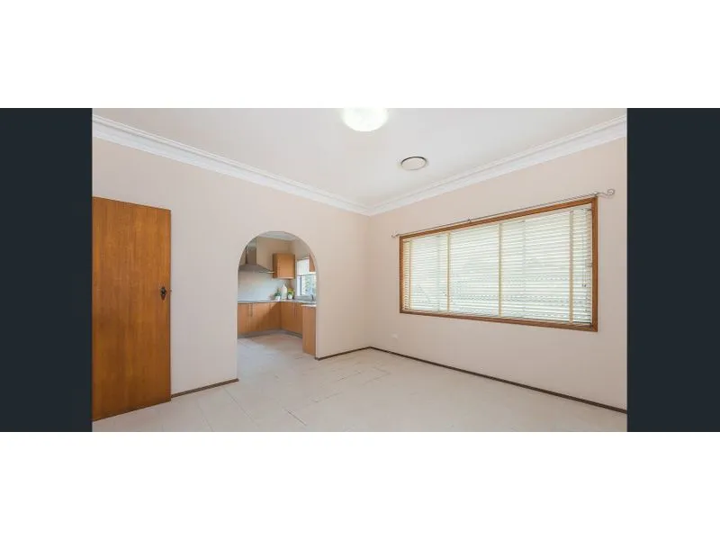 Oversized home big enough for 2 families! Close to station