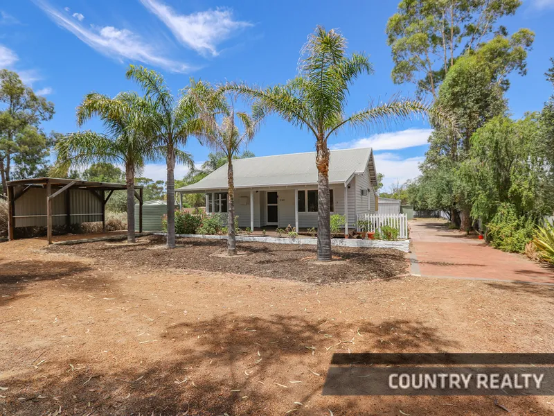 GORGEOUS RENOVATED COTTAGE - RIVERSIDE LIVING