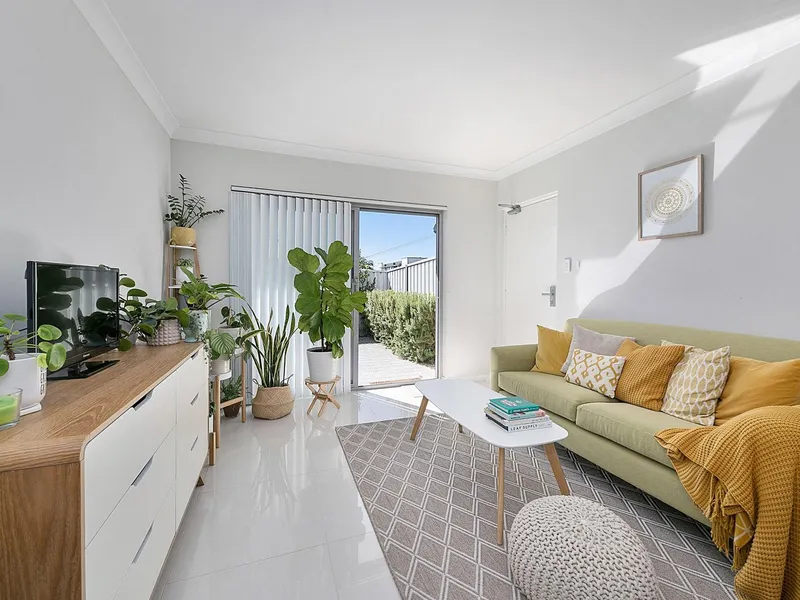 Modern 2 Bedroom Ground Floor Apartment with Private Courtyard