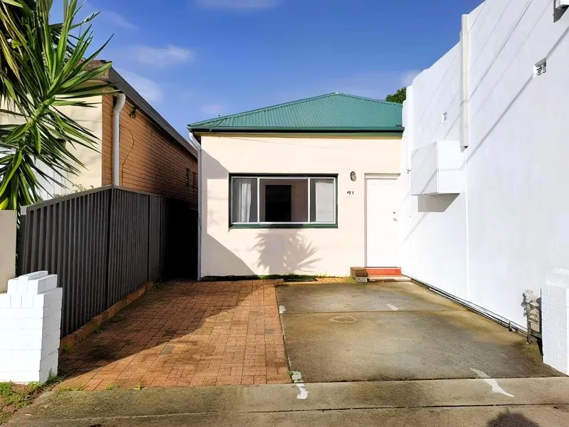 LARGE 4/5 BEDROOM RESIDENCE IN GREAT LOCATION!