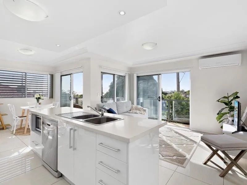 CALL FOR AN INSPECTION - LOCATION LOCATION walk to the esplanade, harbour, shops, train and more