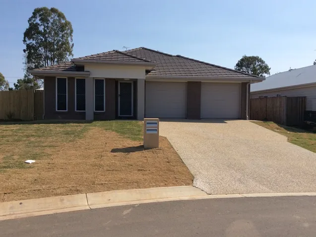 Modern 4 Bed Duplex!!