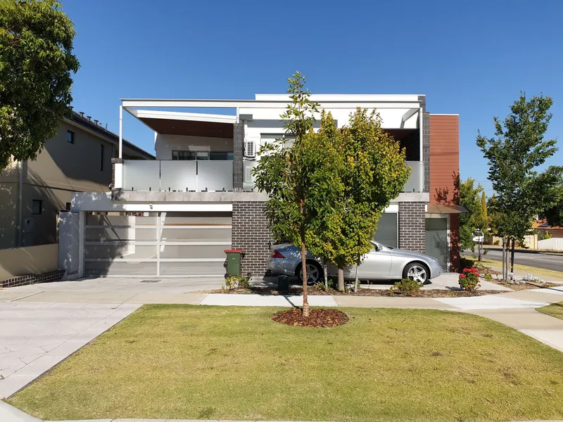 INVESTORS BLUECHIP! Triplex Development with 3 x Apartments in Prime Location!