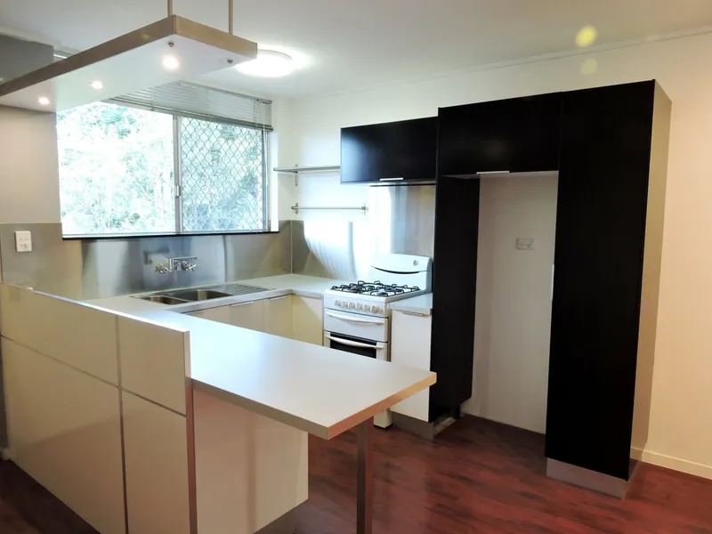Air conditioned, walk to shops, train
